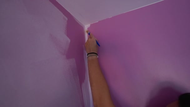 Persona Pintando Esquinas Casa Con Pincel Mujer Haciendo Renovación Casa — Vídeo de stock