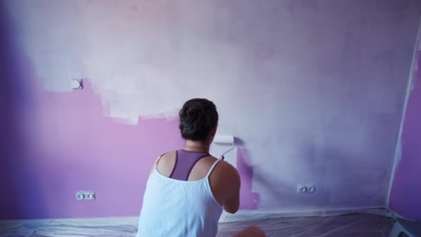 Persoonlijke Woonmuur Met Verfroller Vrouw Die Huis Renovatie Schilderen Paarse — Stockvideo
