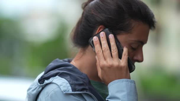 Γυναίκα Μιλάει Στο Τηλέφωνο Έξω Άτομο Που Στέκεται Στο Δρόμο — Αρχείο Βίντεο