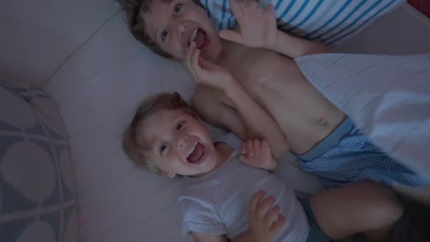 Revelando Dois Meninos Pequenos Sob Edredão Lençóis Miúdos Felizes Cama — Vídeo de Stock