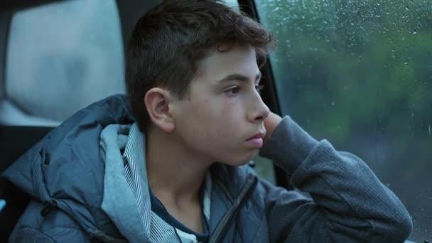 Jeune Garçon Réfléchi Assis Dans Siège Arrière Voiture Regardant Fenêtre — Video