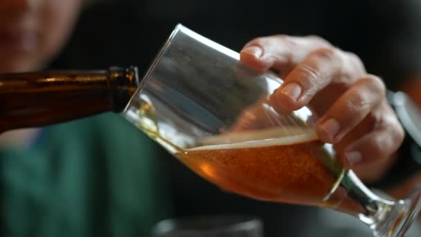 Κοντινό Χέρι Σερβίρει Μπύρα Ποτήρι Άνθρωπος Ρίχνει Αλκοολούχο Ποτό Φρέσκο — Αρχείο Βίντεο