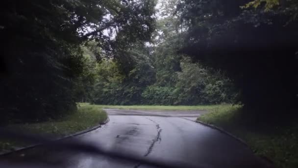 雨の日に街の郊外の道路上の運転Pov — ストック動画