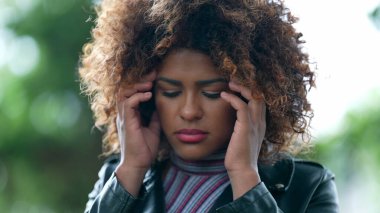 Endişeli Afrikalı kadın endişeli ve sorunlu.