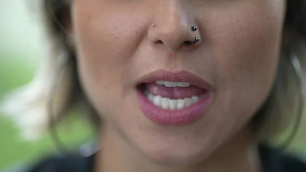 Κοντινά Κοριτσίστικα Χείλη Χωρίς Έκφραση Γυναίκα Χειλιών Στόμα Περιστασιακή — Φωτογραφία Αρχείου