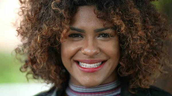 Šťastná Africká Žena Usmívá Foťák Portrét Close Tvář Kudrnaté Vlasy — Stock fotografie