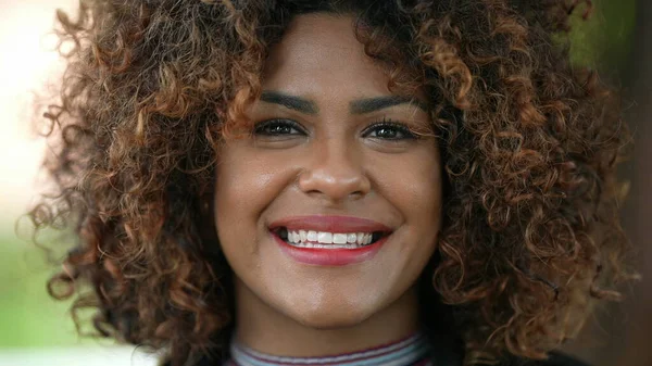 Šťastná Africká Žena Usmívá Foťák Portrét Close Tvář Kudrnaté Vlasy — Stock fotografie