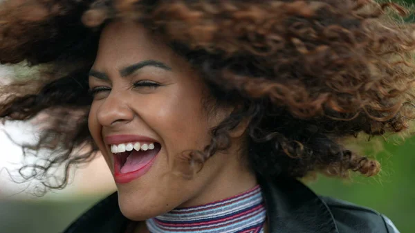 Beztroska Latina Czarna Kobieta Trzęsie Włosami Uśmiecha Się Kamery — Zdjęcie stockowe