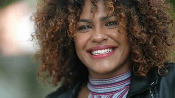Beztroska Latina Czarna Kobieta Trzęsie Włosami Uśmiecha Się Kamery — Zdjęcie stockowe