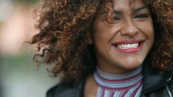 Despreocupado Latina Negra Mujer Sacudiendo Pelo Sonriendo Cámara — Foto de Stock