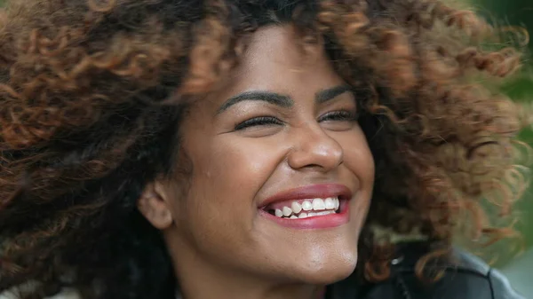 Bezstarostné Latinky Černošky Žena Třesoucí Vlasy Usmívající Kameru — Stock fotografie