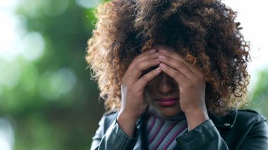 Endişeli Afrikalı kadın endişeli ve sorunlu.