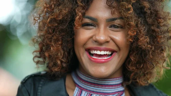 Mujer Brasileña Retrato Cara Primer Plano Sonriendo — Foto de Stock
