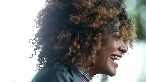 Mujer Brasileña Confiada Girando Cabeza Cámara Sonriendo — Foto de Stock