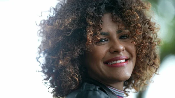 Selbstbewusste Brasilianerin Dreht Lächelnd Den Kopf Die Kamera — Stockfoto