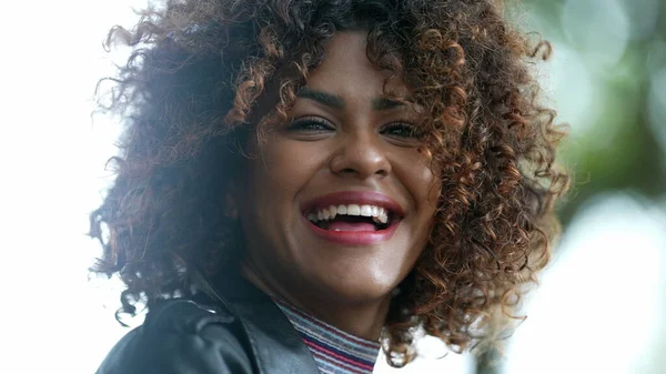 Pewna Siebie Brazylijka Obracająca Głowę Stronę Kamery Uśmiechnięta — Zdjęcie stockowe