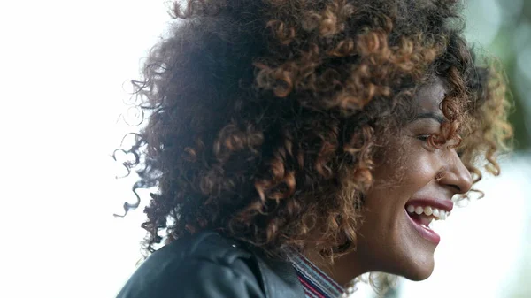 Αυτοπεποίθηση Βραζιλίας Γυναίκα Γυρίζει Κεφάλι Στην Κάμερα Χαμογελώντας — Φωτογραφία Αρχείου