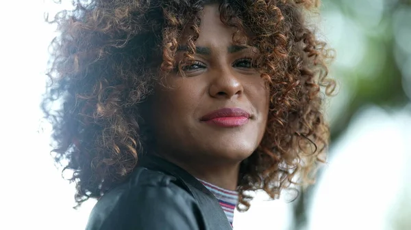 Brazylijski Czarny Kobieta Portret Zbliżenie Twarz Patrząc Aparat Kręconymi Włosami — Zdjęcie stockowe