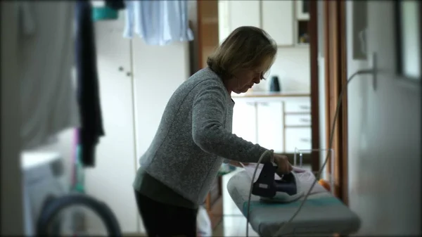 Yaşlı Kadın Çamaşırları Ütülüyor Hanımı Çamaşırhanede Samimi — Stok fotoğraf