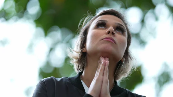 Umut Dolu Kadın Gökyüzüne Bakıp Gülümsüyor Umut Inançla Dua Ediyor — Stok fotoğraf