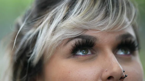 Blond Žena Zelenýma Očima Zblízka Vzhlíží Obloze — Stock fotografie