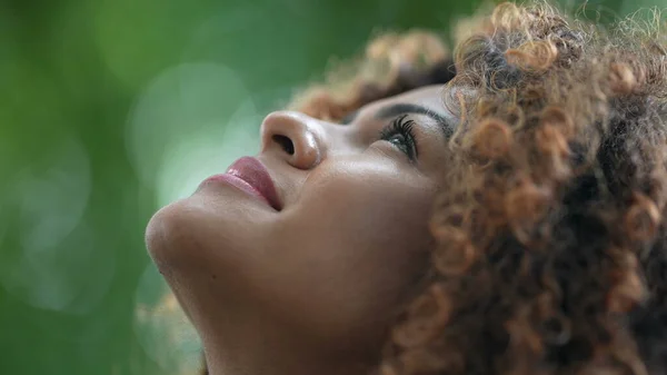 Mujer Negra Rezando Dios Mirando Cielo Con Esperanza —  Fotos de Stock