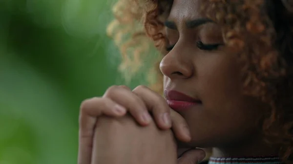 Mulher Negra Orando Deus Olhando Para Céu Com Esperança — Fotografia de Stock