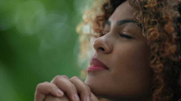 Mulher Negra Orando Deus Olhando Para Céu Com Esperança — Fotografia de Stock