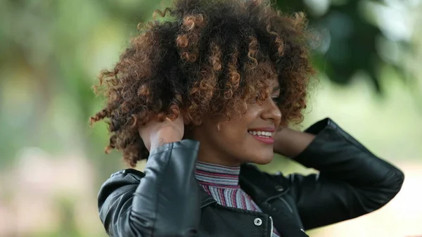 Mujer Negra Ajustando Pelo Rizado Afuera —  Fotos de Stock