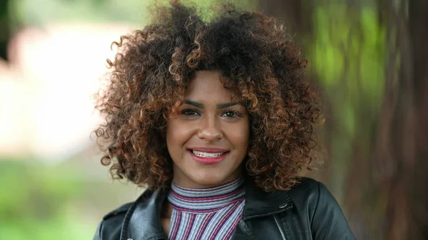 Afrikaanse Vrouw Portret Gezicht Close Glimlachen Buiten Park — Stockfoto