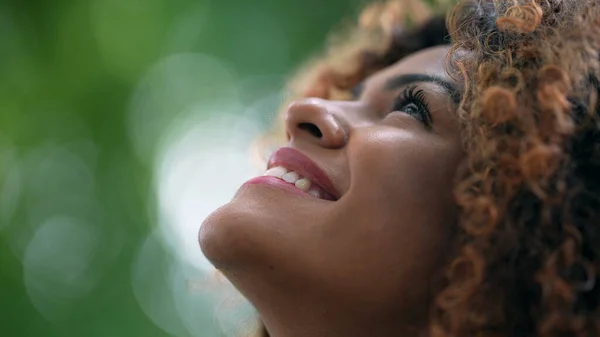 Gelukkig Braziliaanse Vrouw Aanbidden God Kijken Omhoog Naar Hemel Glimlachen — Stockfoto