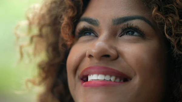 Szczęśliwa Brazylijka Uśmiechnięta Nieba Nadzieją — Zdjęcie stockowe