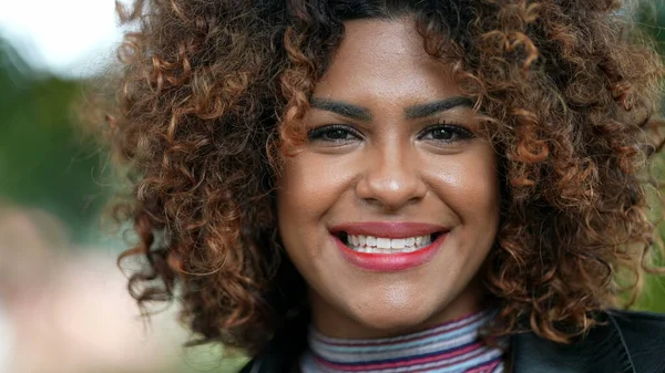 Šťastná Brazilská Žena Usmívá Kameru Detailní Tvář Různorodá Osoba — Stock fotografie