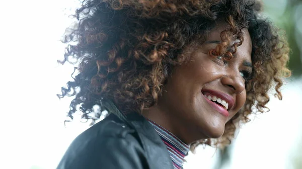 Szczęśliwy Czarny Afryki Kobieta Kręcone Włosy Kiwanie Tak Zgadza Się — Zdjęcie stockowe