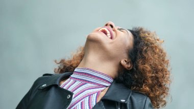 Dertsiz zenci kadın portresi. Gülümsüyor, özgür hissediyor.