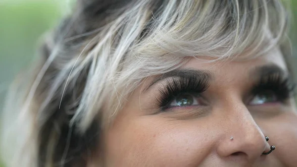 Pessoa Fechando Olhos Meditação Mulher Abrindo Olhos Para Céu Sorrindo — Fotografia de Stock