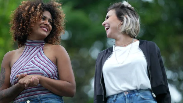 Два Бразильских Друга Тусуются Вместе Улице Разнообразная Дружба — стоковое фото