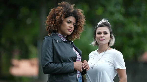 Sokakta Duran Iki Farklı Kadın Arkadaş Birlikte Takılıyor — Stok fotoğraf