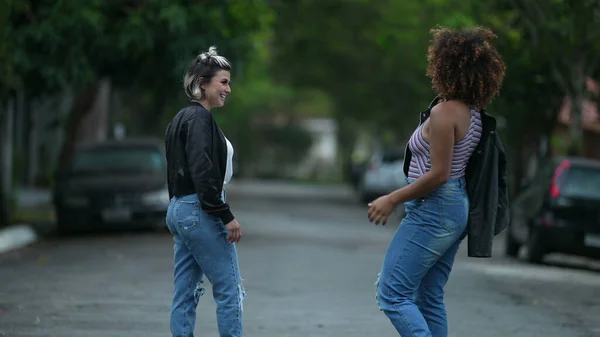Dos Mujeres Diversas Paradas Afuera Calle Dos Amigos Colgando Juntos —  Fotos de Stock