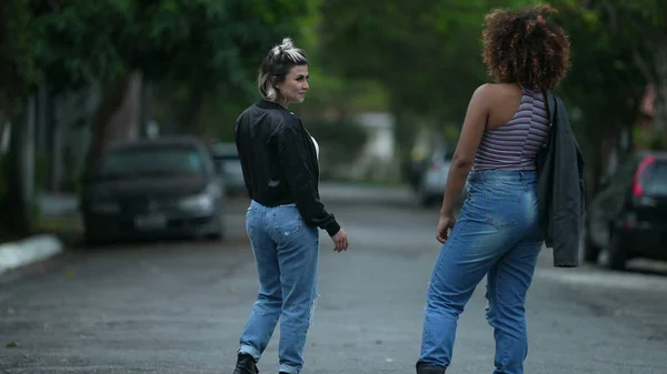 Duas Mulheres Diversas Rua Dois Amigos Juntos — Fotografia de Stock