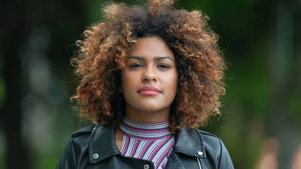 笑顔の外に立つ肖像ブラジルの黒人女性 — ストック写真