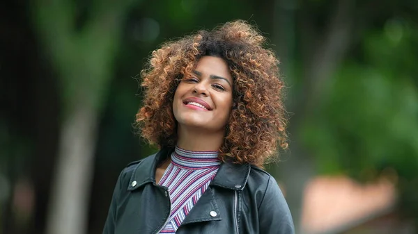 Portre Brezilyalı Zenci Kadın Dışarıda Gülümsüyor — Stok fotoğraf