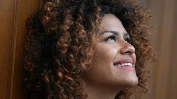 Mujer Negra Satisfecha Sonriendo Mirando Cielo Una Persona Serena Tranquila — Foto de Stock