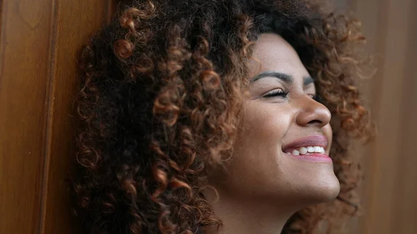 Mujer Negra Satisfecha Sonriendo Mirando Cielo Una Persona Serena Tranquila — Foto de Stock