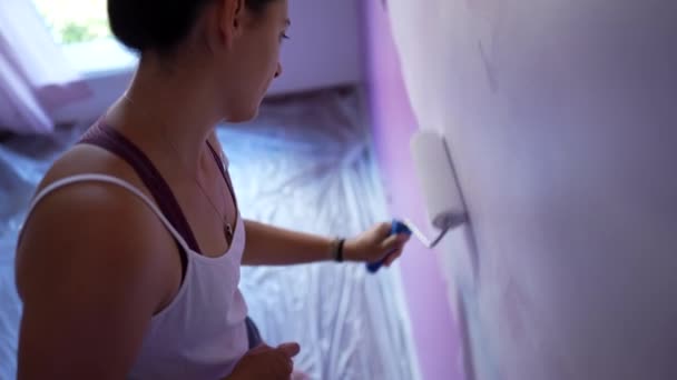 Donna Che Dipinge Muro Facendo Lavori Ristrutturazione Casa Pittore Donna — Video Stock