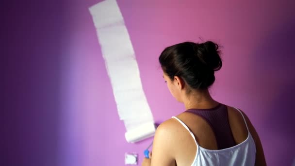 Parede Pintura Pessoa Primeira Pintura Casa Nova Mulher Mover Rolo — Vídeo de Stock