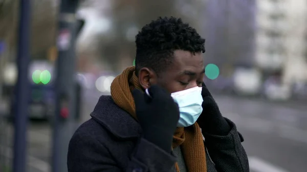African Man Walking City Pandemic Times Wearing Covid Mask — Stockfoto