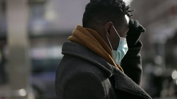 African Man Walking City Pandemic Times Wearing Covid Mask — Stockfoto