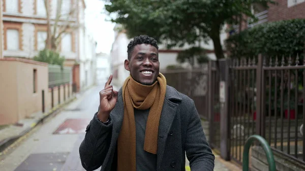 Siyahi Adam Başarıyı Kutluyor Havaya Yumruk Atıyor Şehirde Yürüyen Başarılı — Stok fotoğraf