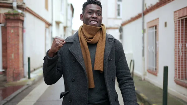 Siyahi Adam Başarıyı Kutluyor Yumruklarını Sıkıyor Dışarıda Tatmin Oluyor — Stok fotoğraf